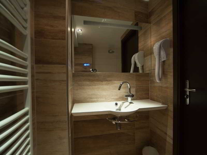 Bathroom 4, Central Hotel, Gard