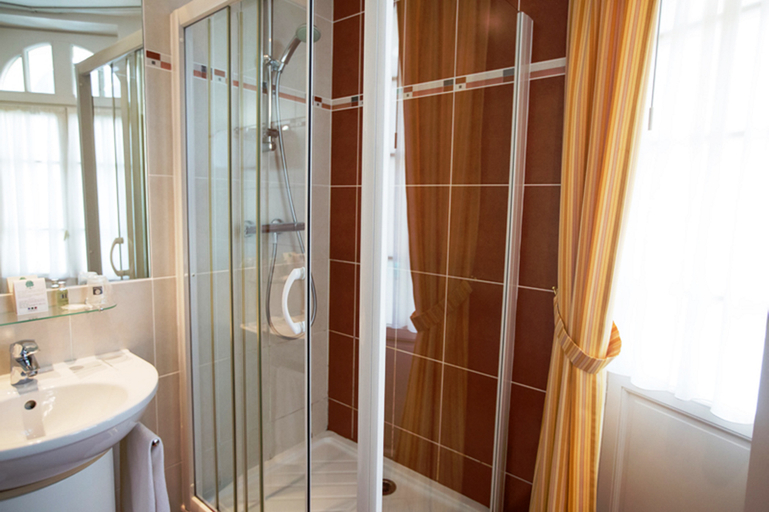 Bathroom 4, Comfort Hotel Dinard Balmoral, Ille-et-Vilaine