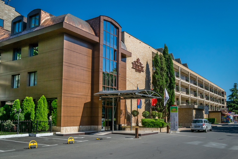 Exterior & Views