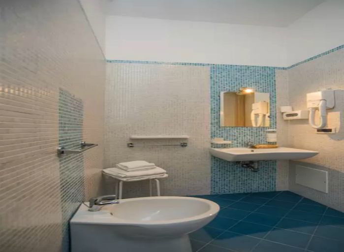 Bathroom 4, Hotel Noto Marina, Syracuse
