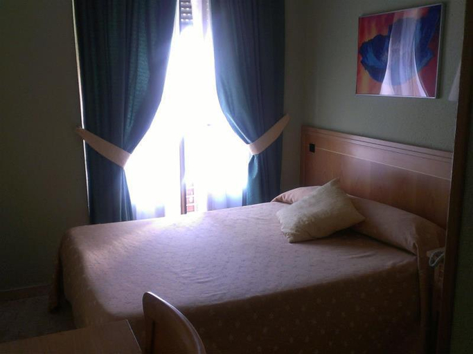 Bedroom 4, Hostal Cruz Sol, Madrid