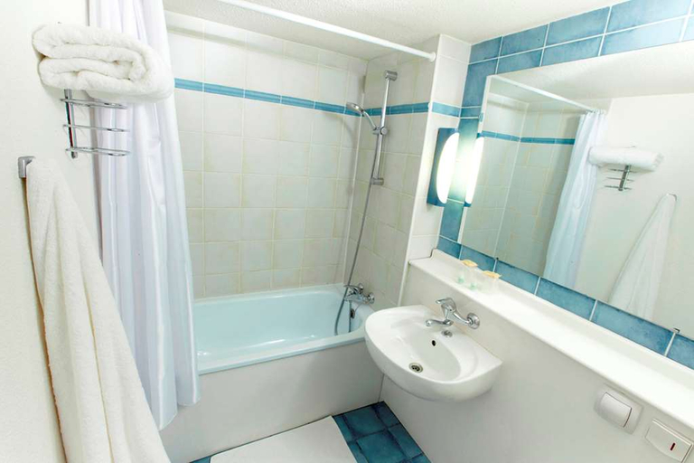 Bathroom 5, Campanile NATURE - Besançon Ouest Chateaufarine, Doubs