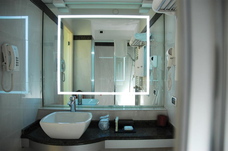 Bathroom 4, Hotel Cosmopolitan, Florence