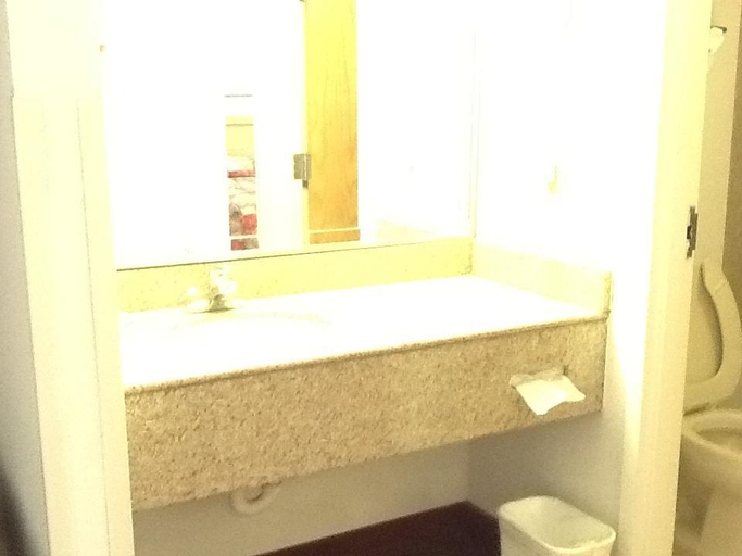 Bathroom 5, Seaview Hotel, Virginia Beach