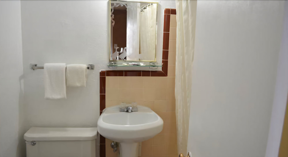Bathroom 4, Classic Inn Motel, Otero