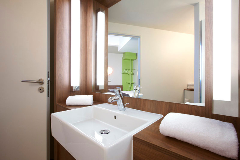 Bathroom 4, Moxy Amiens, Somme