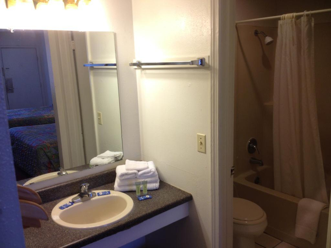 Bathroom 5, Rodeway Inn, Beckham