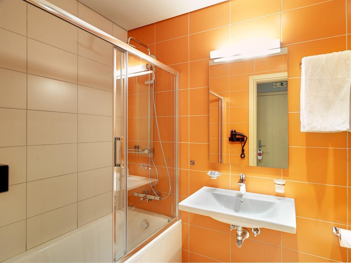 Bathroom, Piraeus Inn, Attica