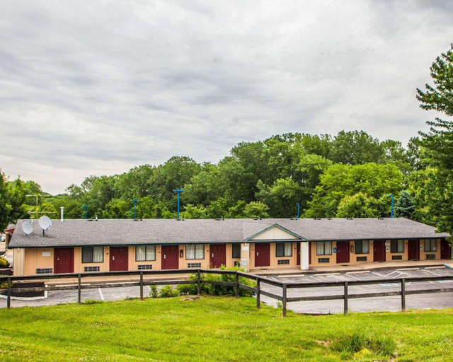 Exterior & Views 1, Rodeway Inn St. Charles, Saint Charles