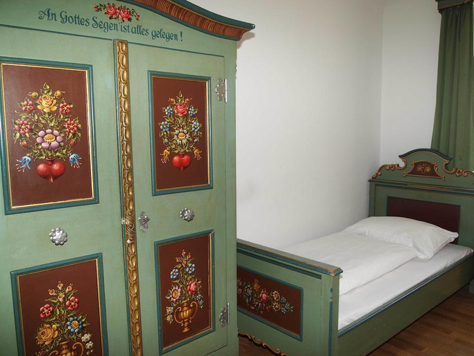 Bedroom 1, Hotel Schwarzes Rössl, Salzburg