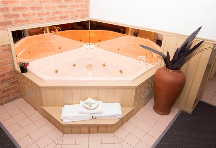 Bathroom 4, Colonial Motor Inn Bairnsdale, E. Gippsland - Bairnsdale