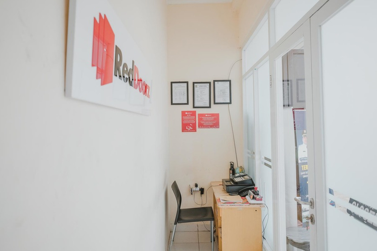 Public Area 3, RedDoorz near CBD Ciledug, Tangerang