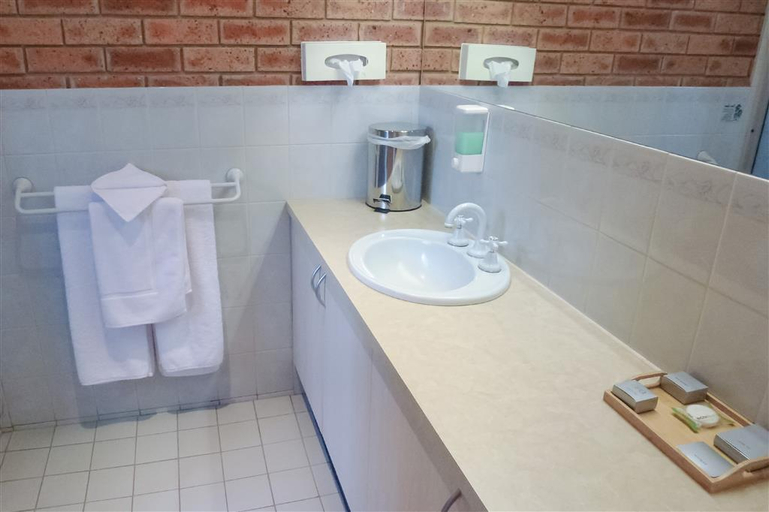 Bathroom 4, Colonial Motor Inn Bairnsdale, E. Gippsland - Bairnsdale
