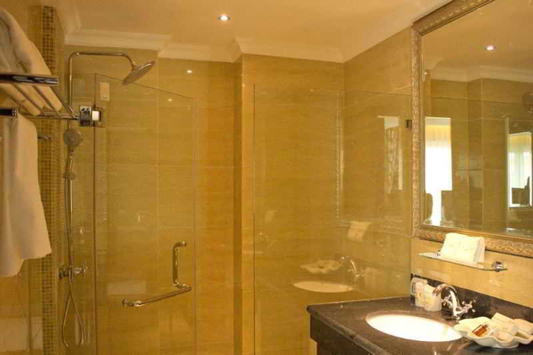 Bathroom 4, LK Royal Wing, Pattaya