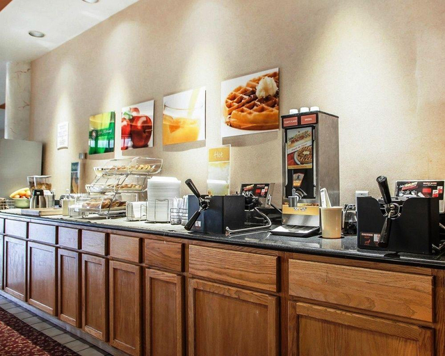 Food & Drinks 5, Spark by Hilton Milwaukee Airport, Milwaukee