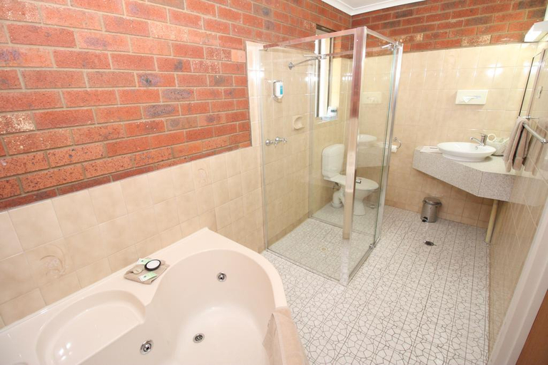Bathroom 5, Pevensey Motor Lodge, Campaspe - Echuca