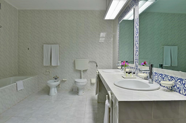Bathroom 5, Miramar Sao Tomé Hotel, Água Grande