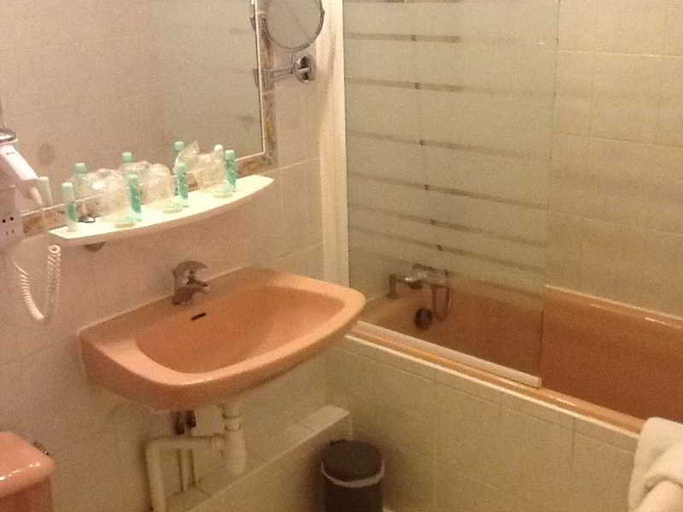 Bathroom 4, Hôtel Bristol Reims, Marne