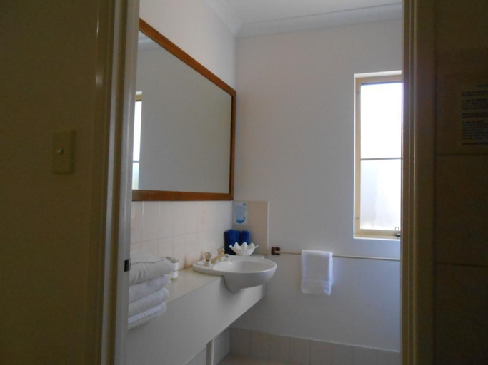 Bathroom 4, Augusta Georgiana Molloy Motel, Augusta-Margaret River