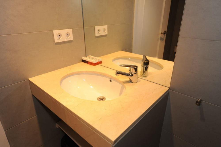 Bathroom 5, Madrid House Rooms, Madrid