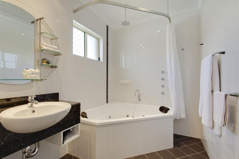 Bathroom 5, Parkes International, Parkes
