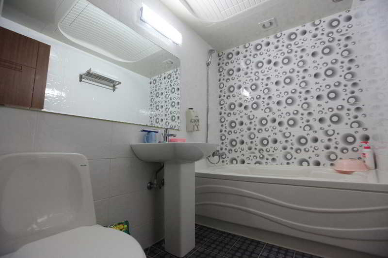 Bathroom 4, Top Motel, Dong