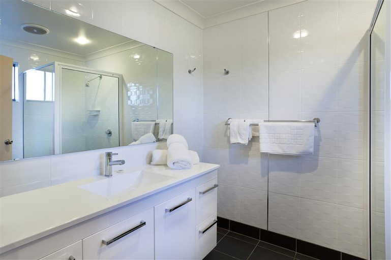 Bathroom 5, Sunseeker Motor Inn, Eurobodalla