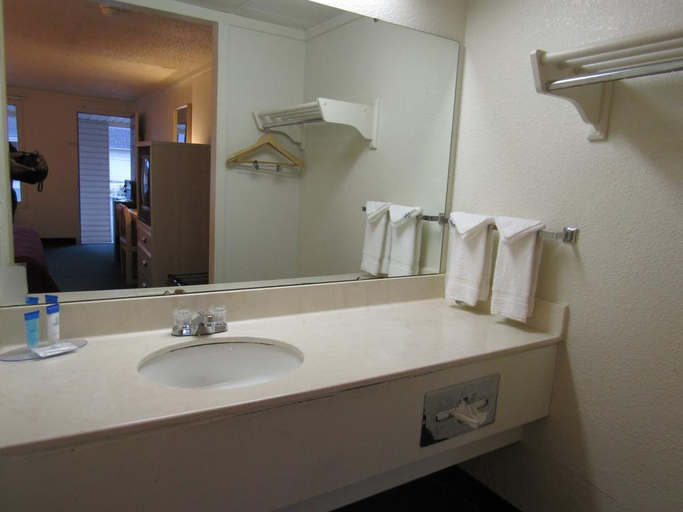 Bedroom, Econo Lodge, Mahoning
