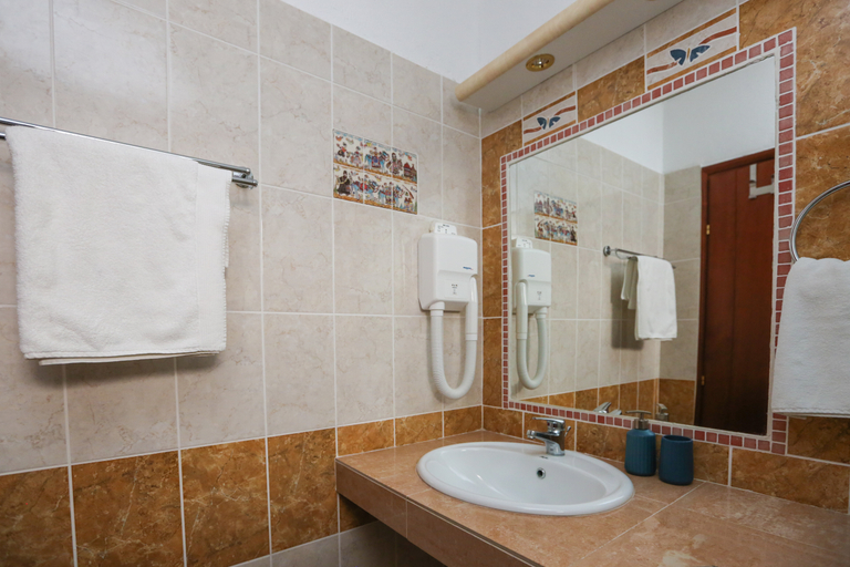 Bathroom 5, Angelina Studios, Thessaly
