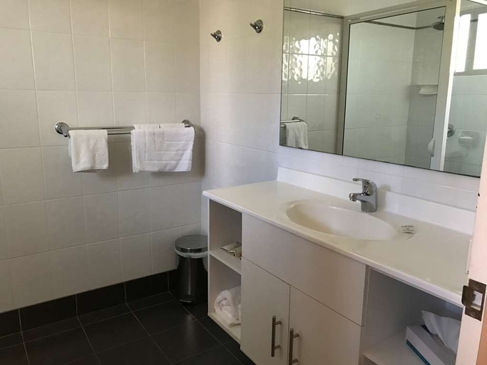 Bathroom 5, Sunseeker Motor Inn, Eurobodalla