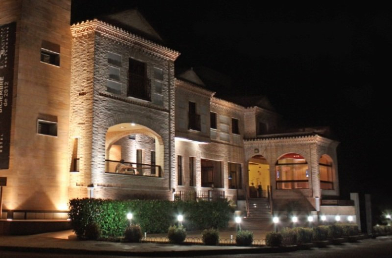 Exterior & Views