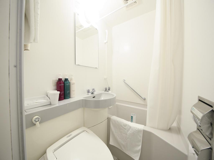 Bathroom 5, APA Hotel Yokohama Kannai, Yokohama