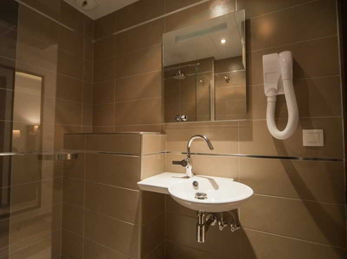Bathroom 4, Central Hotel, Gard