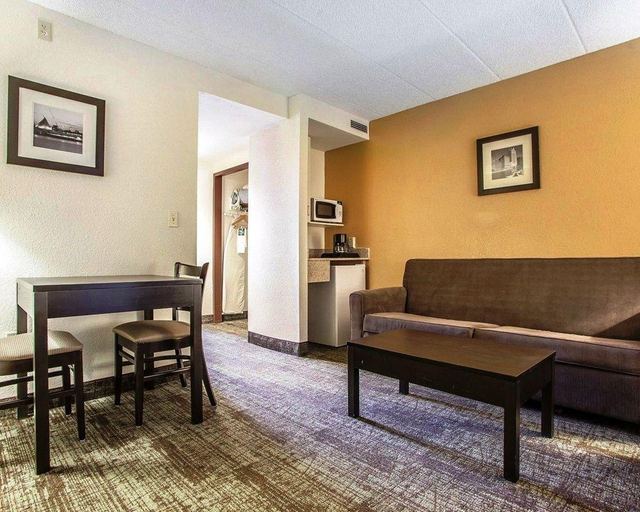 Public Area 3, Quality Suites Milwaukee Airport, Milwaukee