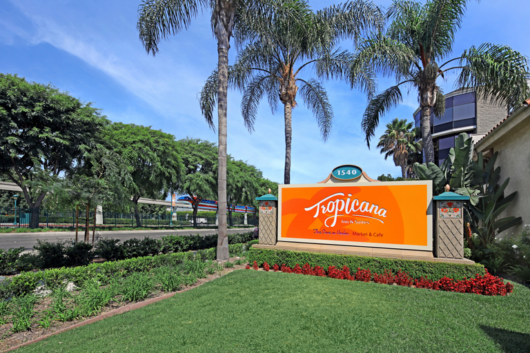 Exterior & Views 2, Tropicana Inn & Suites, Orange