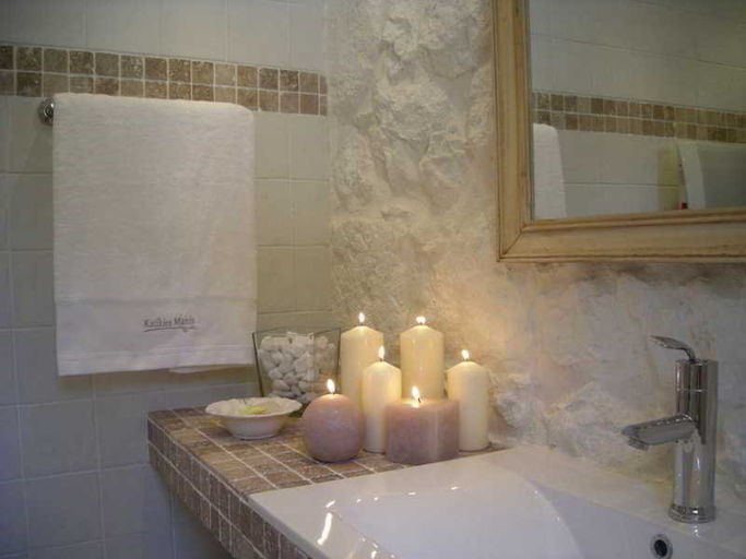 Bathroom 5, Katikies Manis, Peloponnese