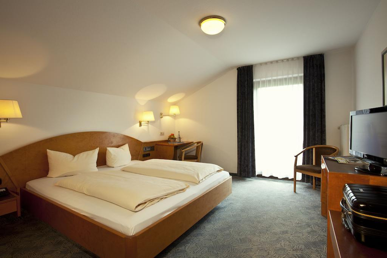 Bedroom 3, Parkhotel Sonnenhof, Garmisch-Partenkirchen