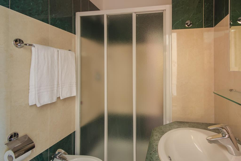 Bathroom 3, Giorgina, Rome