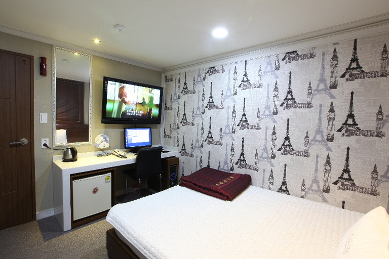 Bedroom 3, Top Motel, Dong