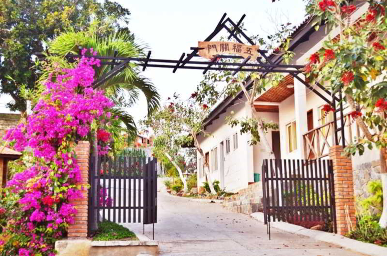 Exterior & Views