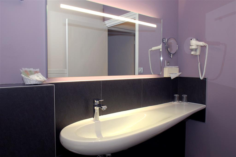 Bathroom 2, Hotel Le Champlain, Charente-Maritime