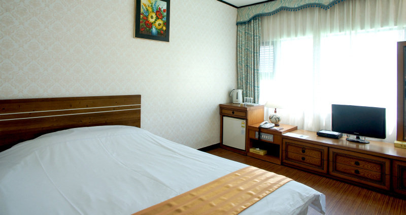 Bedroom 3, Jeju Marina Hotel, Jeju