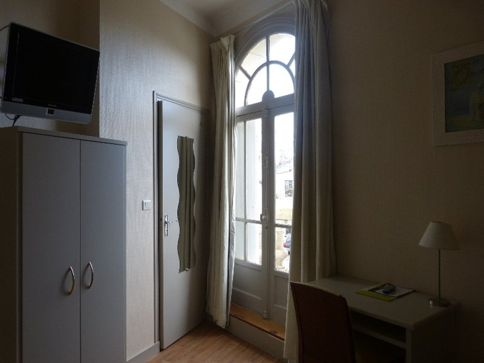 Bedroom 3, Logis Hotel Majestic, Charente-Maritime