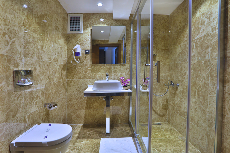 Bathroom 4, Grand Sagcanlar Hotel, Fatih