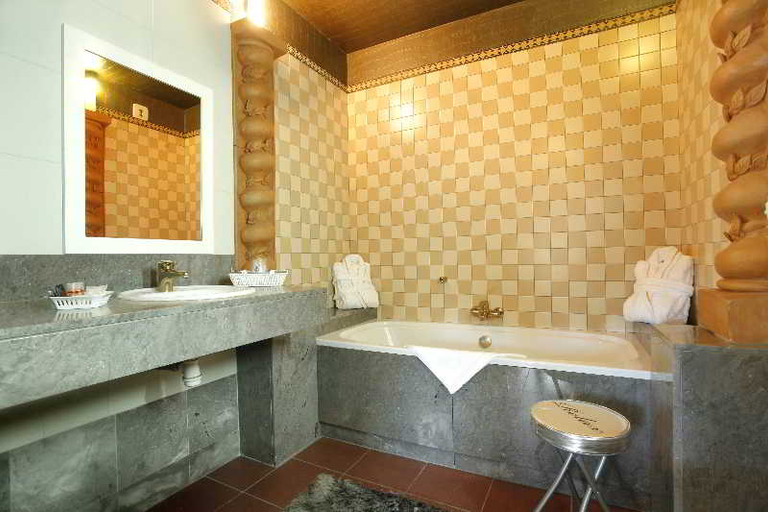 Bathroom 4, Hotel Pau Gramont, Pyrénées-Atlantiques