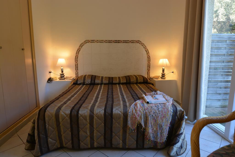 Bedroom 3, A Trama, Corse-du-Sud