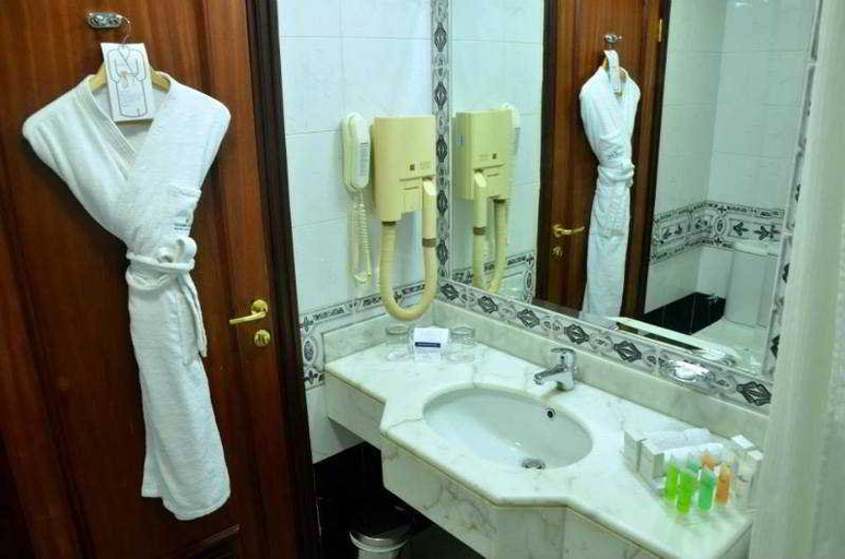 Bathroom, Serenada Golden Palace Hotel, Beirut