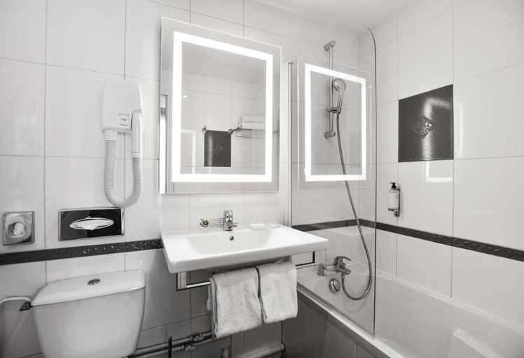 Bathroom 4, Best Western Montcalm, Paris