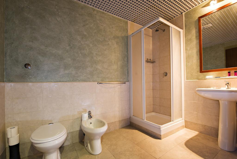 Bathroom 5, Hotel Ercoli, Rome
