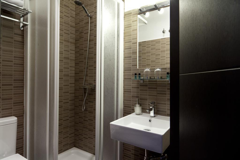 Bathroom 5, THC Latina Hostel, Madrid
